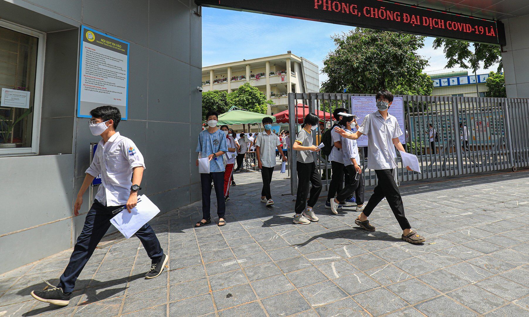 C&aacute;c th&iacute; sinh bước ra khỏi điểm trường THCS Dịch Vọng sau khi kết th&uacute;c m&ocirc;n thi Ngữ văn buổi s&aacute;ng