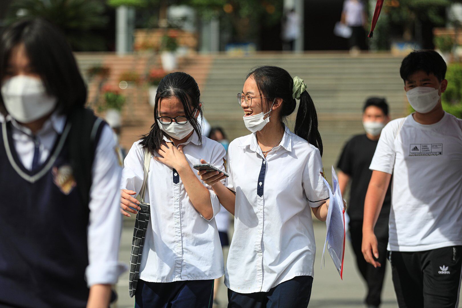 15h chiều nay (18/6), c&aacute;c th&iacute; sinh tham dự kỳ thi tuyển sinh v&agrave;o lớp 10 tại H&agrave; Nội đ&atilde; ho&agrave;n th&agrave;nh xong m&ocirc;n thi Ngoại ngữ. Theo ghi nhận của PV B&aacute;o Giao th&ocirc;ng tại điểm thi trường THPT Chuy&ecirc;n H&agrave; Nội - Amsterdam, nhiều th&iacute; sinh rời ph&ograve;ng thi với nụ cười rạng rỡ.