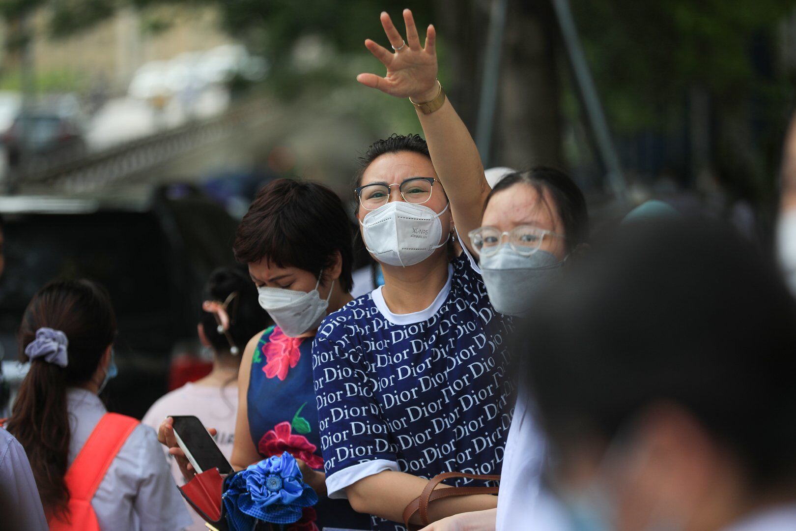 Dễ d&agrave;ng bắt gặp h&igrave;nh ảnh những &ocirc;ng bố, b&agrave; mẹ đứng chờ cả tiếng đồng hồ, thấp thỏm đợi con từ ph&iacute;a ngo&agrave;i cổng trường thi.