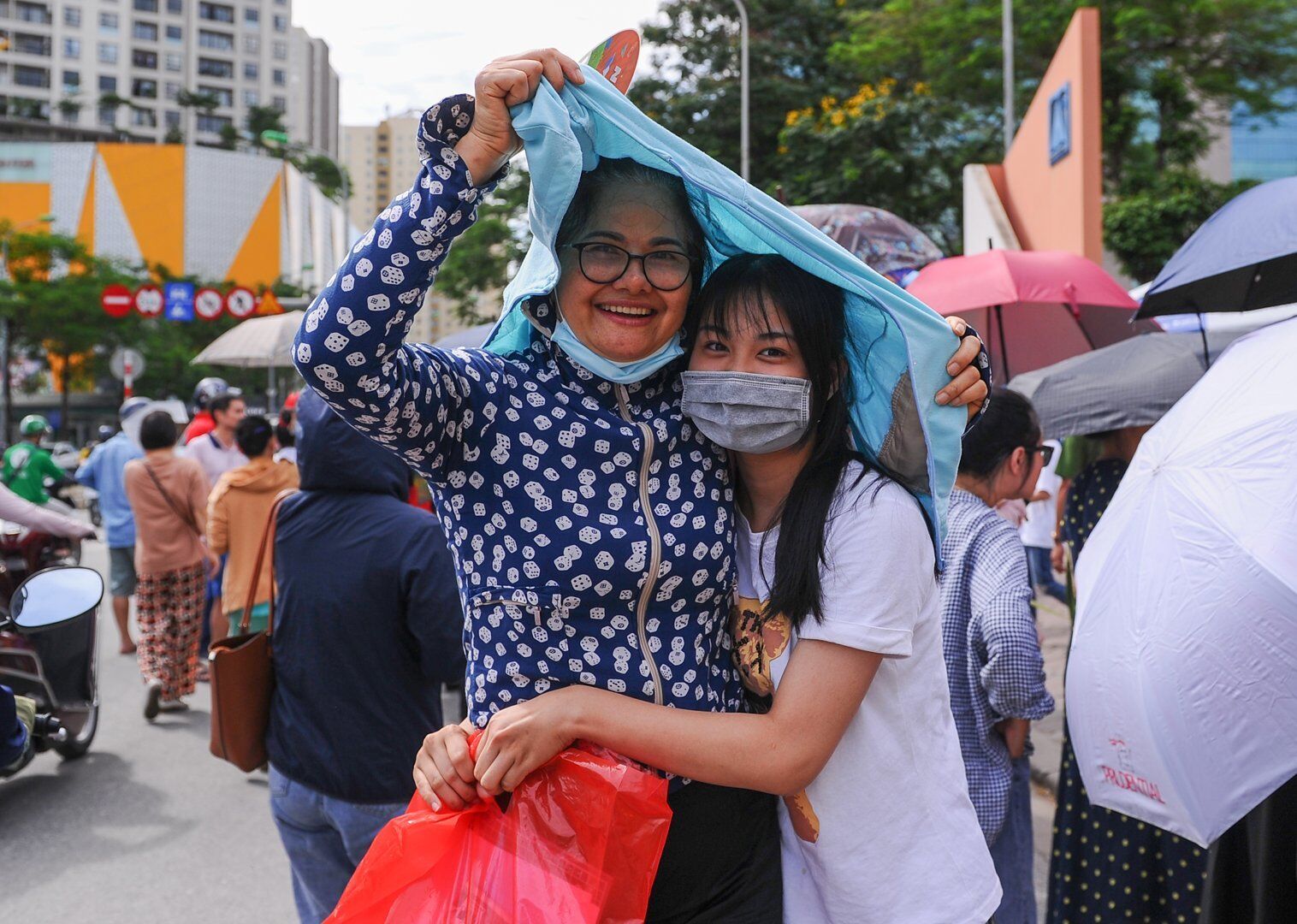 Thời tiết H&agrave; Nội chiều nay tiếp tục oi n&oacute;ng nhưng với đề thi vừa sức, nhiều th&iacute; sinh kh&aacute; tự tin với b&agrave;i l&agrave;m của m&igrave;nh v&agrave; khoe ngay với phụ huynh.