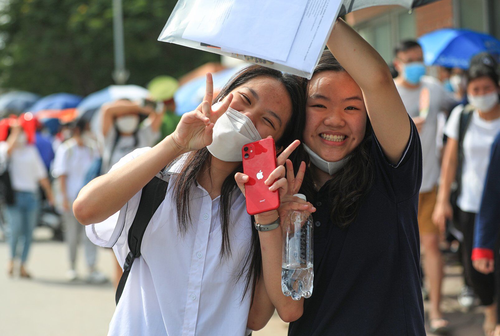 Hai nữ sinh với nụ cười tươi r&oacute;i trước ống k&iacute;nh m&aacute;y ảnh.