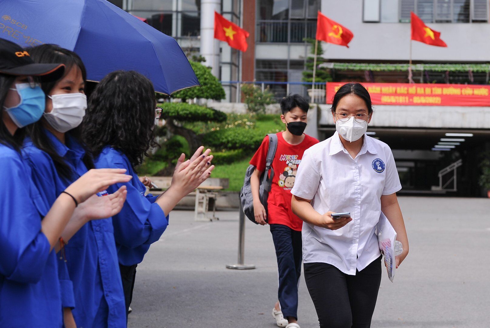 C&aacute;c t&igrave;nh nguyện vi&ecirc;n cổ vũ, kh&iacute;ch lệ cho th&iacute; sinh bằng những tr&agrave;ng ph&aacute;o tay.