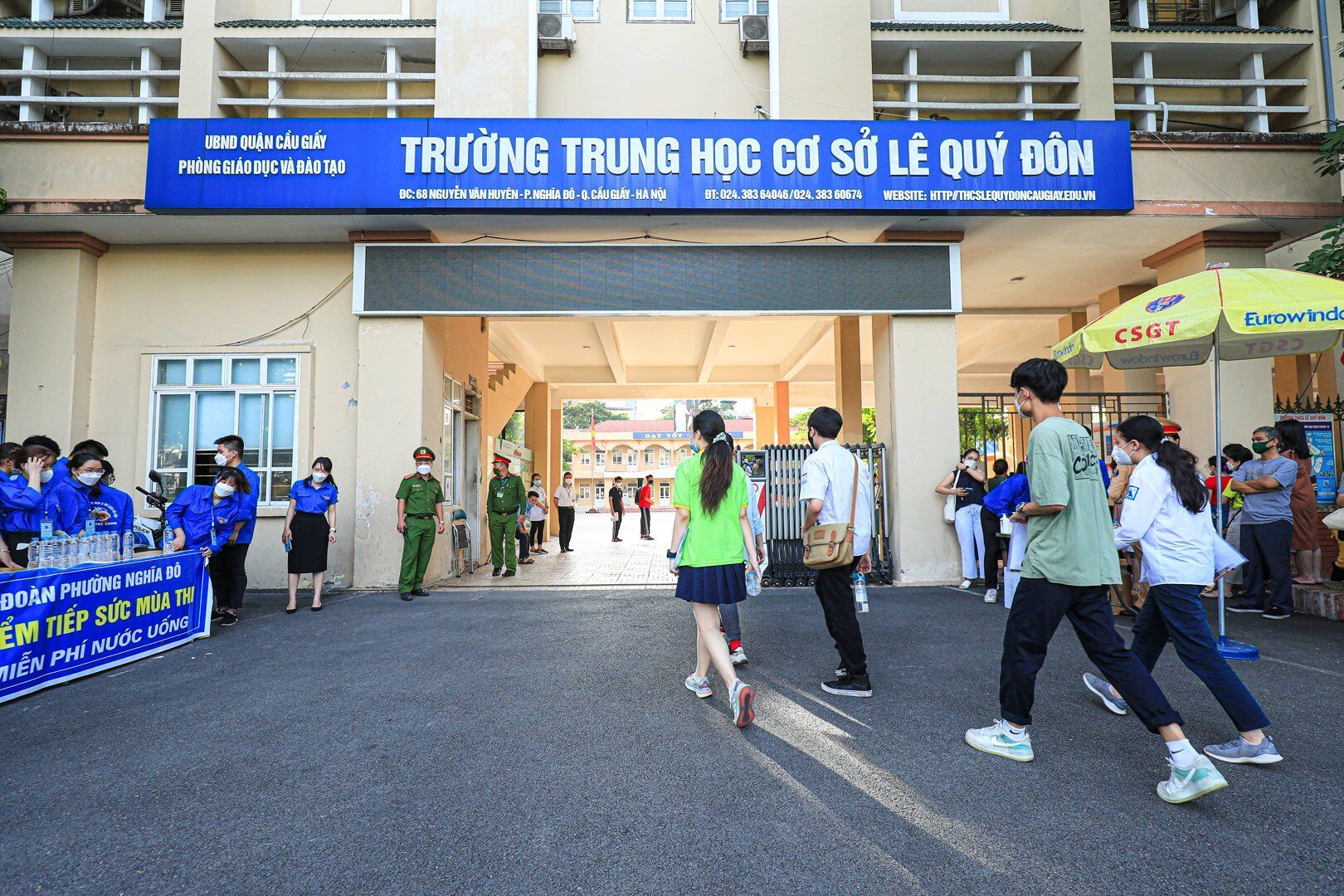 Theo ghi nhận của PV B&aacute;o Giao th&ocirc;ng tại điểm trường THCS L&ecirc; Qu&yacute; Đ&ocirc;n (Cầu Giấy), nhiều th&iacute; sinh đ&atilde; c&oacute; mặt từ sớm.