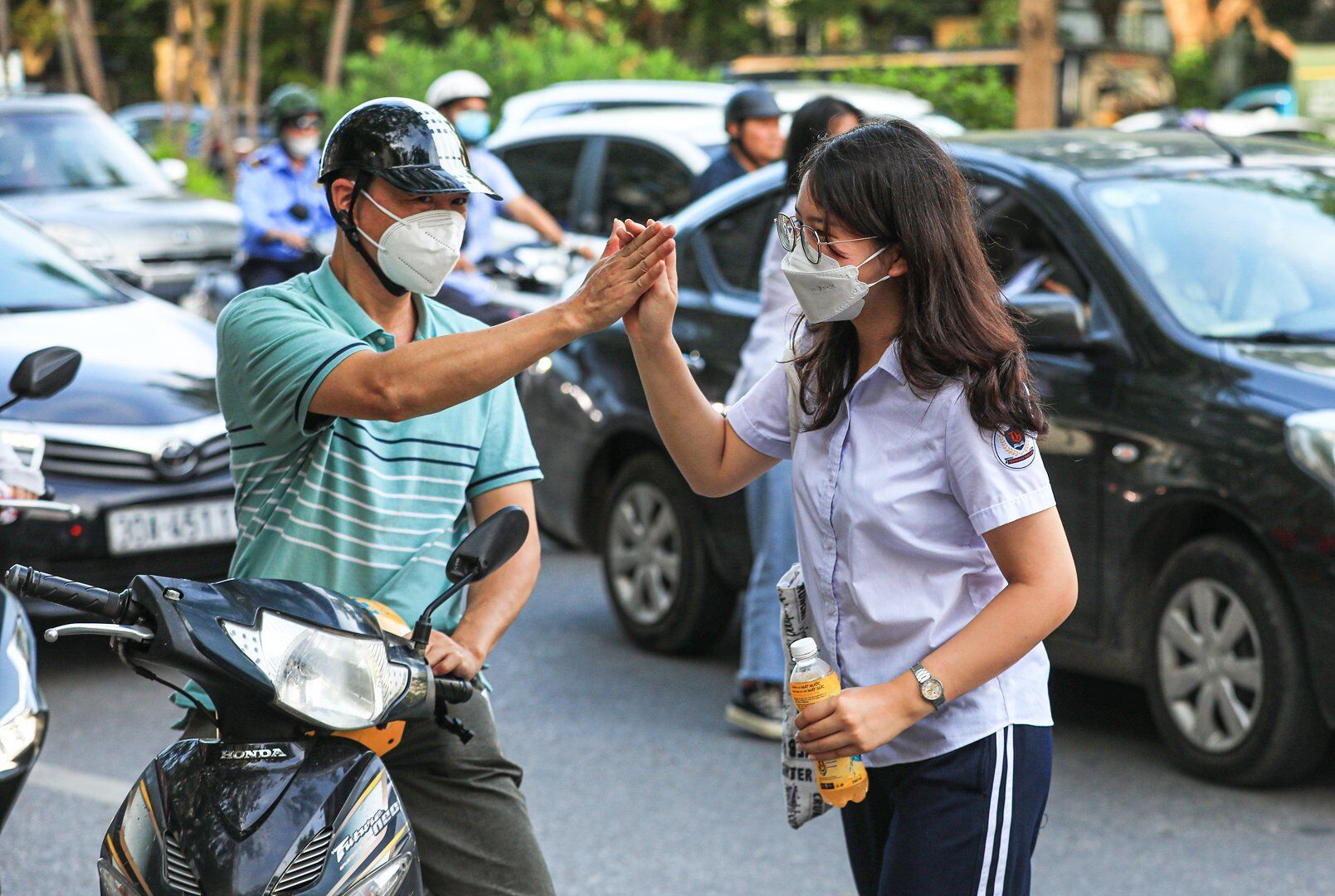"Cố gắng l&ecirc;n nh&eacute;, sẽ ổn th&ocirc;i con" - lời nhắn nhủ qua c&aacute;i chạm tay con của người cha trước m&ocirc;n thi đầu ti&ecirc;n của kỳ thi cam go v&agrave;o lớp 10