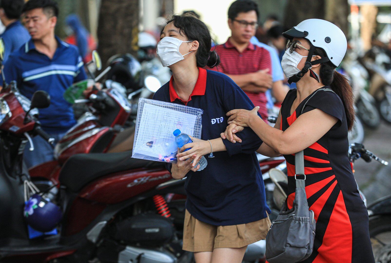 Chị L&ecirc; Thanh H&agrave; (quận Cầu Giấy) đưa con L&ecirc; Minh Anh đi thi với c&aacute;i n&iacute;u tay động vi&ecirc;n. Minh Anh c&oacute; nguyện vọng thi v&agrave;o trường THPT Chuy&ecirc;n H&agrave; Nội Amsterdam.