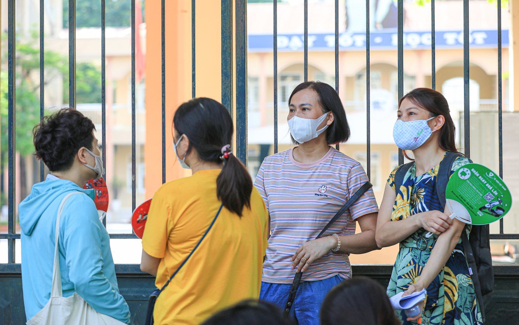 Dưới tiết trời nắng n&oacute;ng như đổ lửa, nhiều phụ huynh vẫn n&aacute;n lại cổng trường chờ đợi trong khi c&aacute;c sĩ tử đang tập trung cho b&agrave;i thi đầu ti&ecirc;n - Ngữ văn.