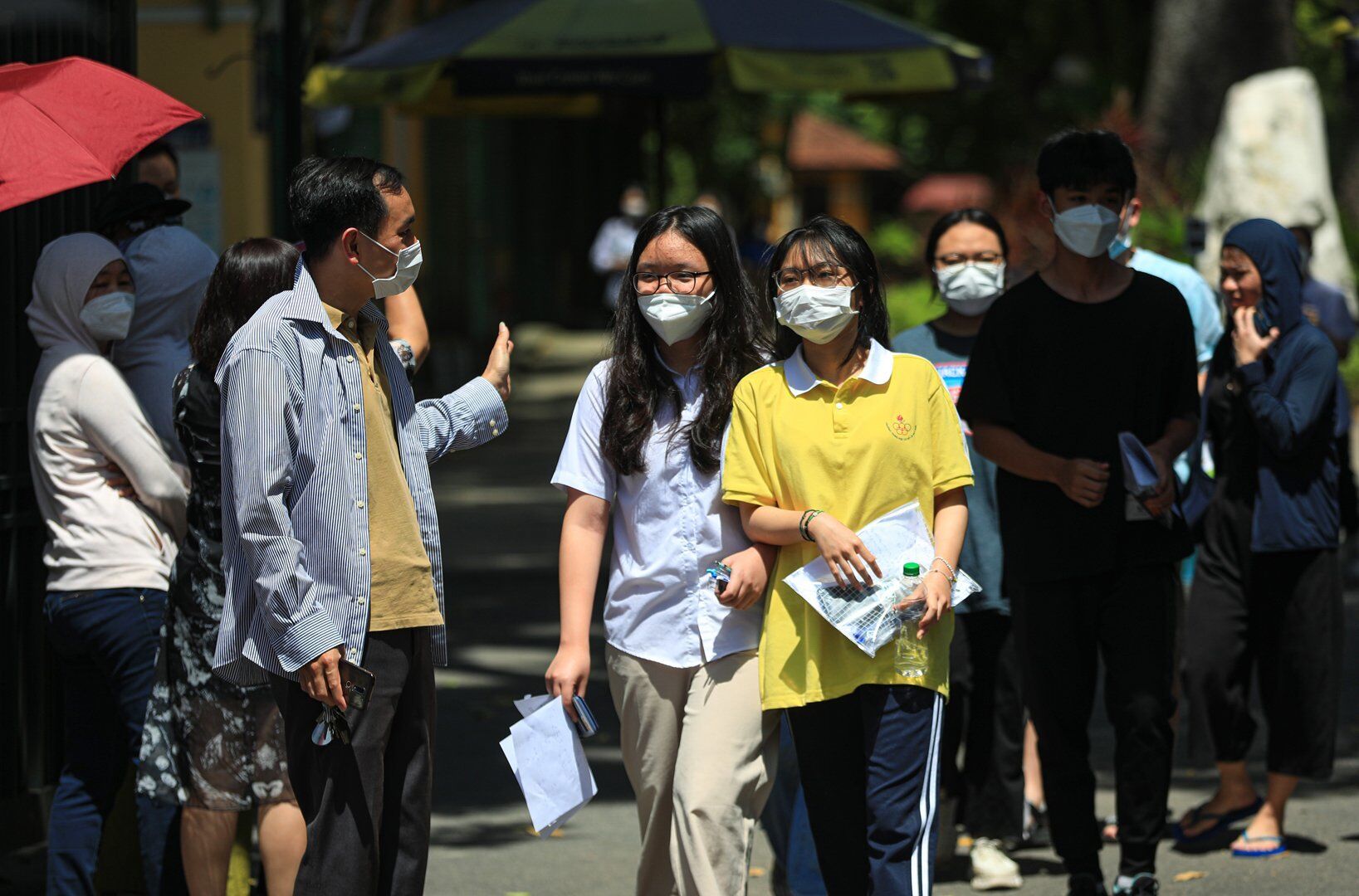 10h s&aacute;ng 19/6, c&aacute;c th&iacute; sinh tham dự kỳ thi lớp 10 THPT năm học 2022- 2023 tại H&agrave; Nội đ&atilde; ho&agrave;n th&agrave;nh b&agrave;i thi m&ocirc;n To&aacute;n, kết th&uacute;c kỳ thi v&agrave;o lớp 10 c&ocirc;ng lập kh&ocirc;ng chuy&ecirc;n.