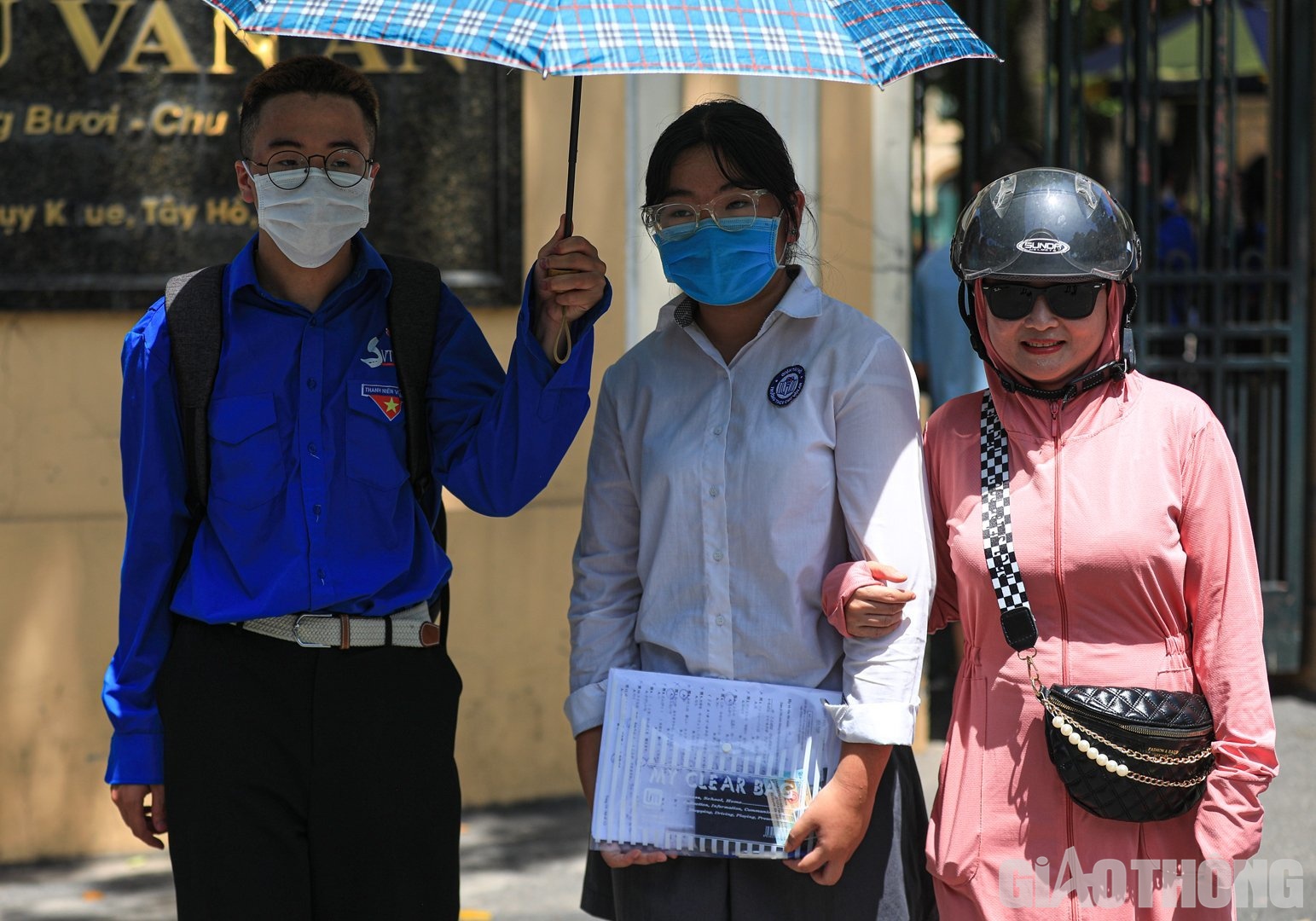 C&ograve;n với chị Mạc Ngọc Thảo (quận T&acirc;y Hồ) chia sẻ: "Rất vui v&igrave; mỗi lần con bước ra trường thi đều khoe với mẹ l&agrave; l&agrave;m được b&agrave;i. Sau đợt thi n&agrave;y, gia đ&igrave;nh dự kiến sẽ d&agrave;nh tặng ch&aacute;u một chuyến du lịch Ph&uacute; Quốc để xả stress sau thời gian căng thẳng &ocirc;n tập".
