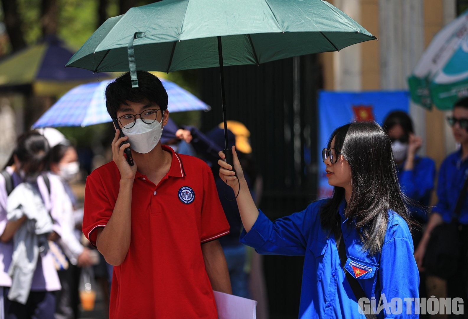 Những chiếc &ocirc; được thanh ni&ecirc;n t&igrave;nh nguyện chuẩn bị để che m&aacute;t cho c&aacute;c th&iacute; sinh khi rời khỏi điểm thi.