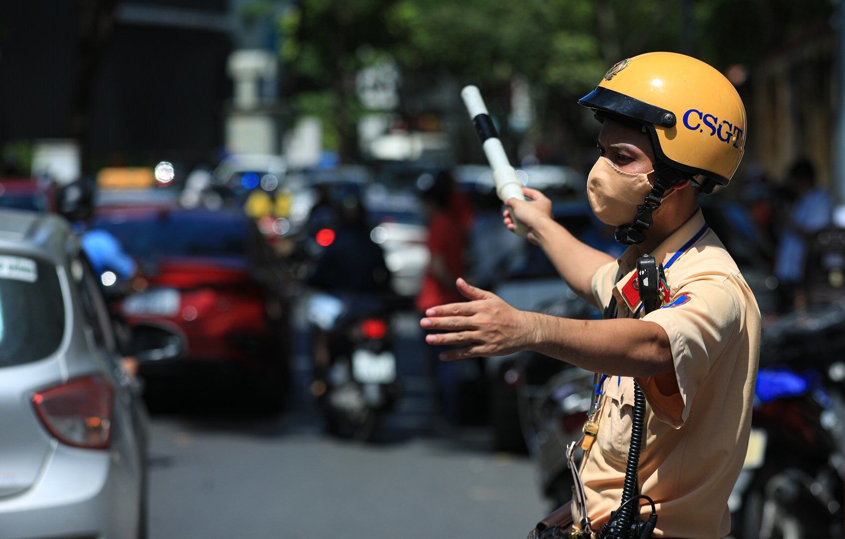 C&aacute;c chiến sĩ CSGT "đội nắng", căng m&igrave;nh điều tiết, đảm bảo giao th&ocirc;ng th&ocirc;ng suốt ph&iacute;a b&ecirc;n ngo&agrave;i cổng trường.