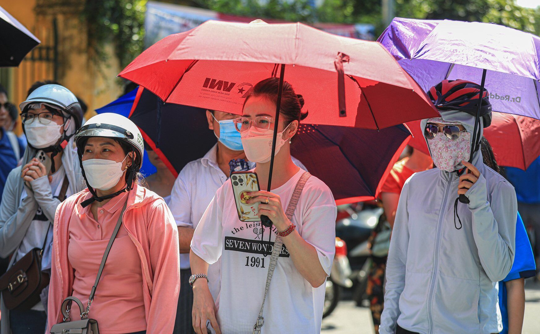 Theo ghi nhận của PV B&aacute;o Giao th&ocirc;ng tại điểm thi trường THPT Chu Văn An (quận T&acirc;y Hồ), d&ugrave; thời tiết nắng gay gắt, nhiệt độ ngo&agrave;i trời l&ecirc;n đến 39 độ C nhưng nhiều phụ huynh vẫn ki&ecirc;n nhẫn ng&oacute;ng con "vượt vũ m&ocirc;n".