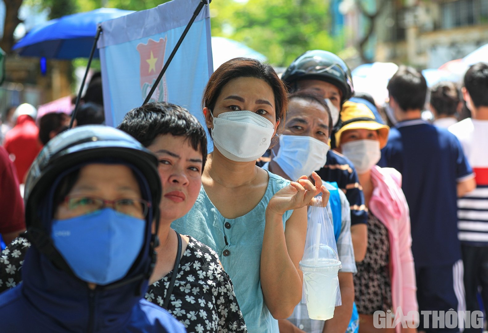 Thấp thỏm v&agrave; hồi hộp l&agrave; t&acirc;m trạng của nhiều phụ huynh khi chưa thấy con bước ra.