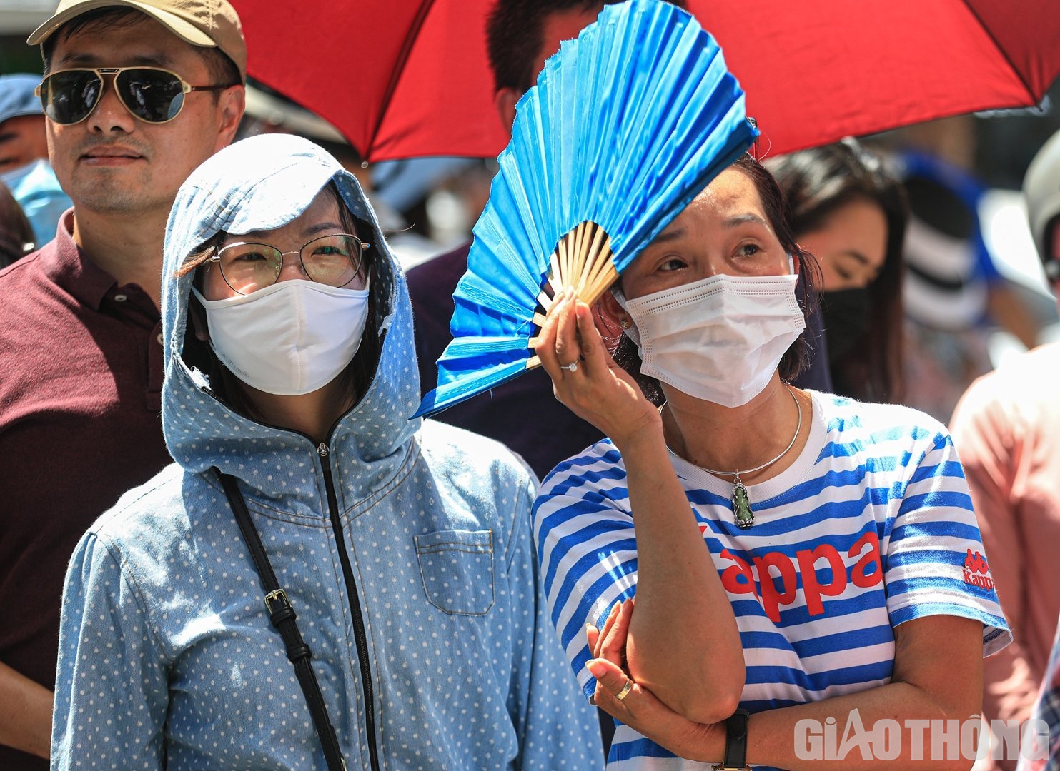 Kh&ocirc;ng chỉ c&oacute; c&aacute;c sĩ tử lo lắng cho cuộc thi quan trọng m&agrave; rất nhiều phụ huynh c&ograve;n mất ăn mất ngủ, "đứng ngồi kh&ocirc;ng y&ecirc;n".