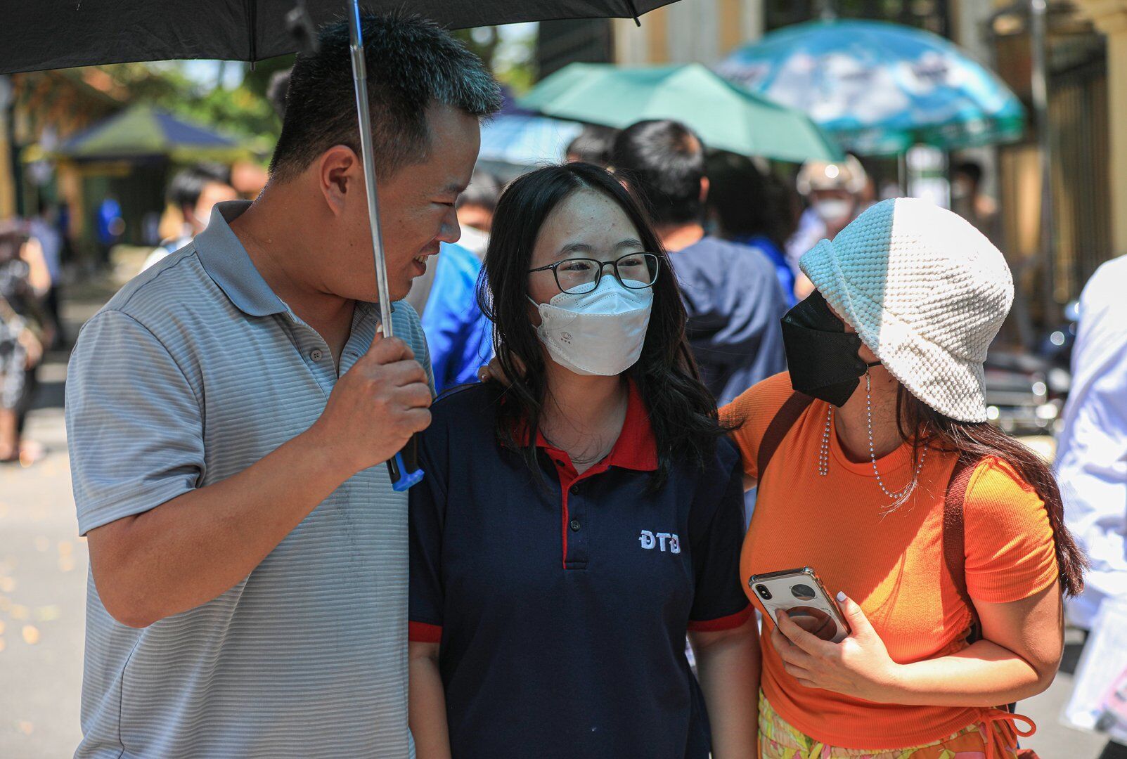 Nhiều th&iacute; sinh vỡ &ograve;a cảm x&uacute;c ngay khi nh&igrave;n thấy bố mẹ ph&iacute;a b&ecirc;n ngo&agrave;i trường thi...