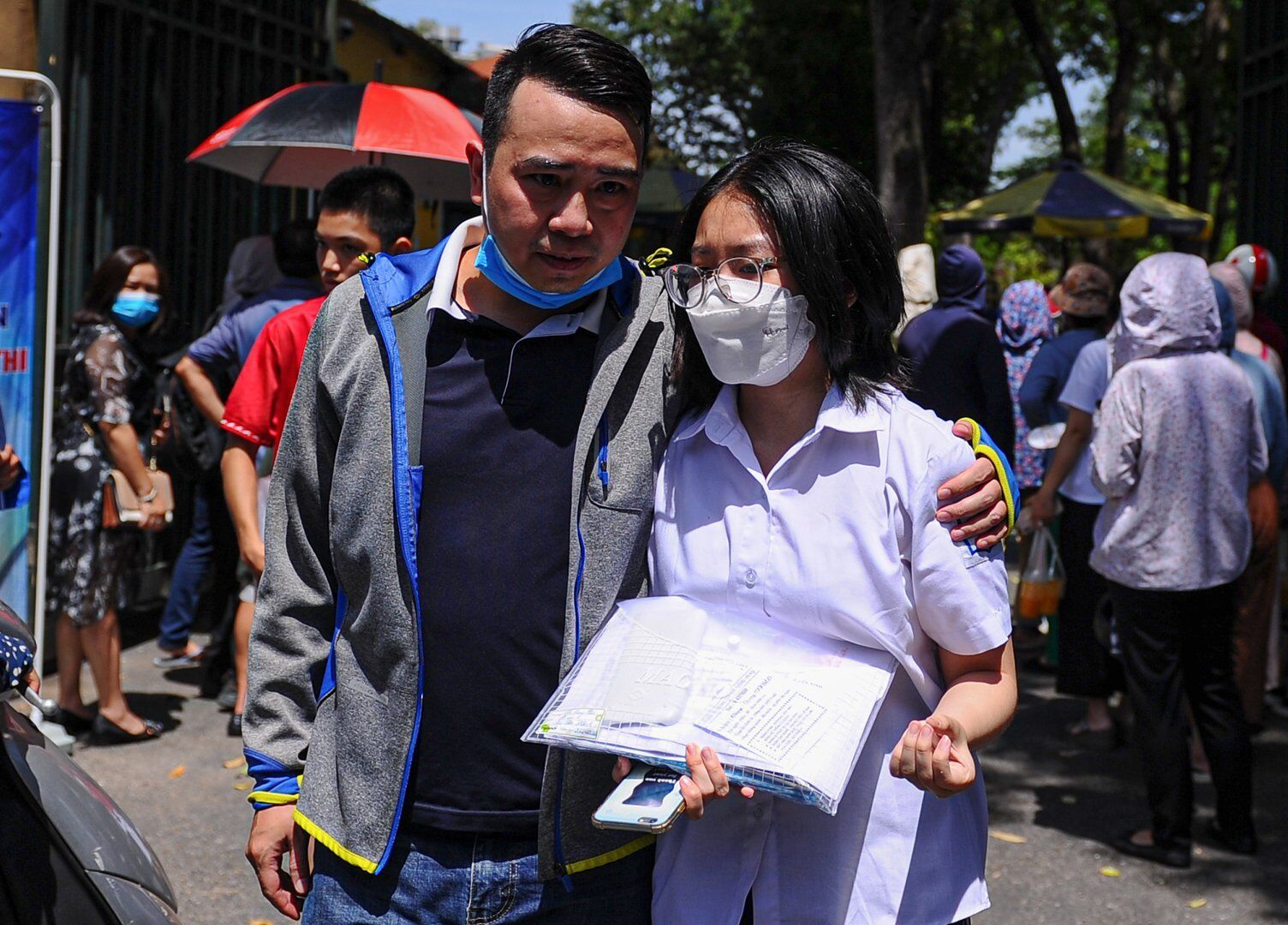 Lời động vi&ecirc;n, c&aacute;i kho&aacute;c vai... của những &ocirc;ng bố, b&agrave; mẹ l&agrave; m&oacute;n qu&agrave; &yacute; nghĩa nhất m&agrave; th&iacute; sinh nhận được sau những gi&acirc;y ph&uacute;t căng thẳng trong ph&ograve;ng thi.