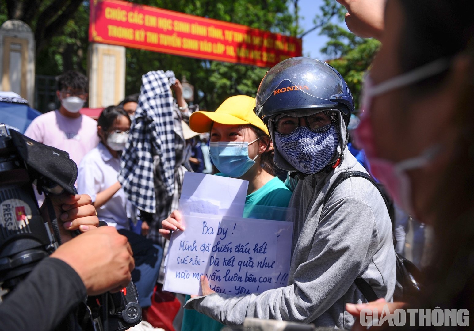 "Baby! M&igrave;nh đ&atilde; chiến đấu hết sức rồi - d&ugrave; kết quả thế n&agrave;o, mẹ vẫn lu&ocirc;n b&ecirc;n con. Y&ecirc;u!" - lời nhắn nhủ đầy y&ecirc;u thương gửi đến con sau buổi thi của 1 người mẹ.