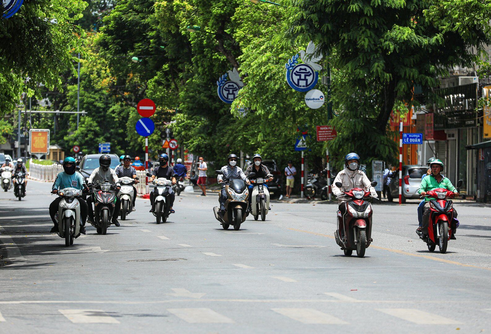 Ng&agrave;y 20/6, nắng n&oacute;ng tiếp tục diễn ra gay gắt tại H&agrave; Nội. Nhiệt độ cao nhất ở H&agrave; Nội được dự b&aacute;o 36-38 độ C, c&oacute; nơi tr&ecirc;n 39 độ C.