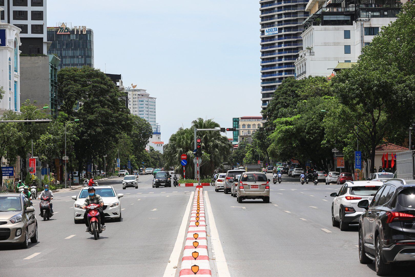 L&uacute;c 11h trưa, nhiệt độ H&agrave; Nội đạt đỉnh 38-39 độ C. Trời nắng n&oacute;ng cộng hơi n&oacute;ng bốc l&ecirc;n từ đường nhựa khiến người ra đường cảm thấy n&oacute;ng r&aacute;t.