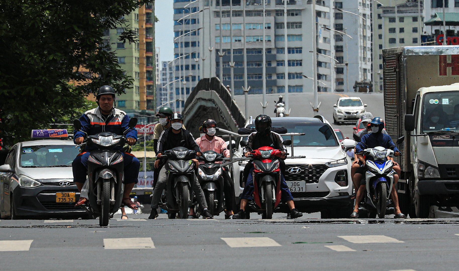 Hơn 12h trưa tại đường Liễu Giai, ph&oacute;ng vi&ecirc;n ghi nhận hiện tượng ảo ảnh do nắng n&oacute;ng gay gắt tạo ra.