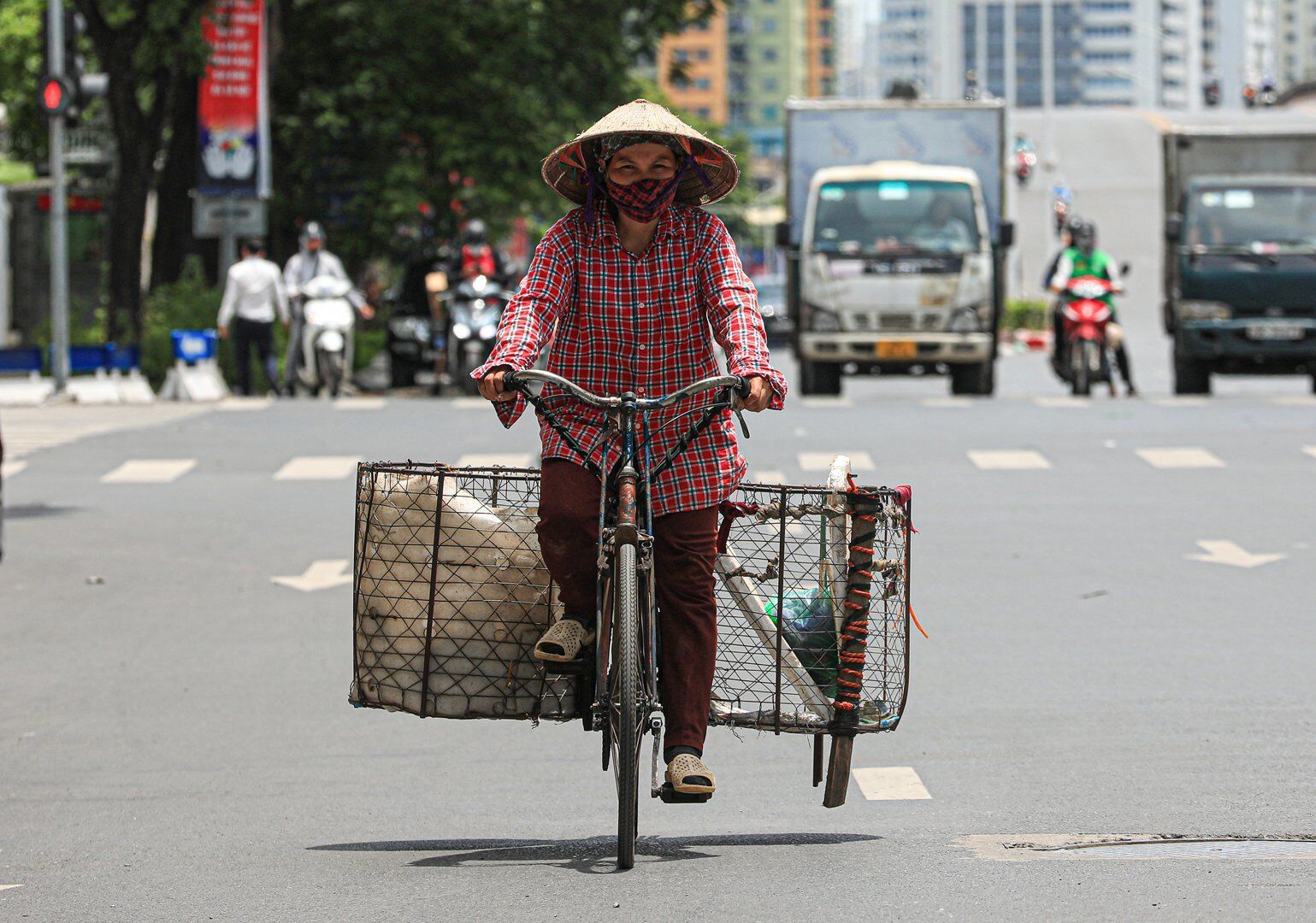 D&ugrave; nhiệt độ dự b&aacute;o l&agrave; 36 - 38 độ  C, nhưng nhiệt độ thực tế ở ngo&agrave;i đường v&agrave;o giữa trưa c&oacute; thể đến hơn 50 độ C.