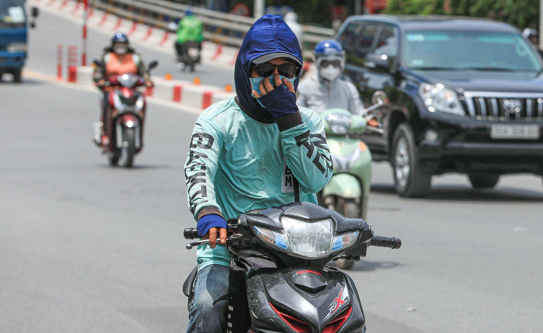 Người tham gia giao th&ocirc;ng phải sử dụng &aacute;o, mũ, găng tay để chống chọi với c&aacute;i nắng gay gắt.