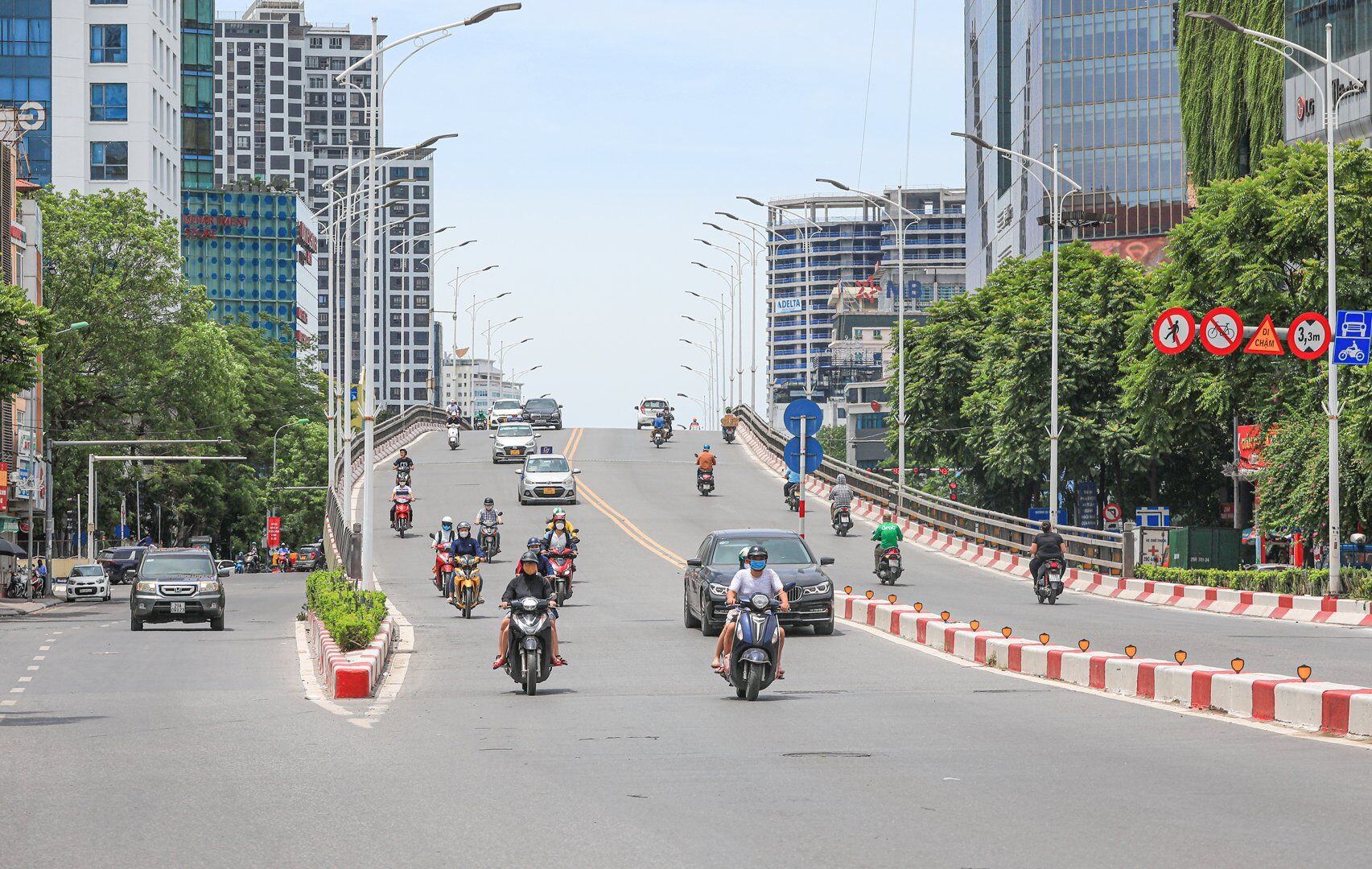 Do nắng n&oacute;ng n&ecirc;n lượng người tham gia giao th&ocirc;ng v&agrave;o buổi trưa cũng thưa vắng.