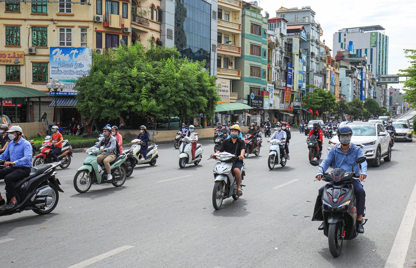 Ngay từ s&aacute;ng sớm, nắng n&oacute;ng đ&atilde; xuất hiện khiến người d&acirc;n di chuyển tại c&aacute;c tuyến phố nội đ&ocirc; ở H&agrave; Nội cảm thấy kh&oacute; chịu.