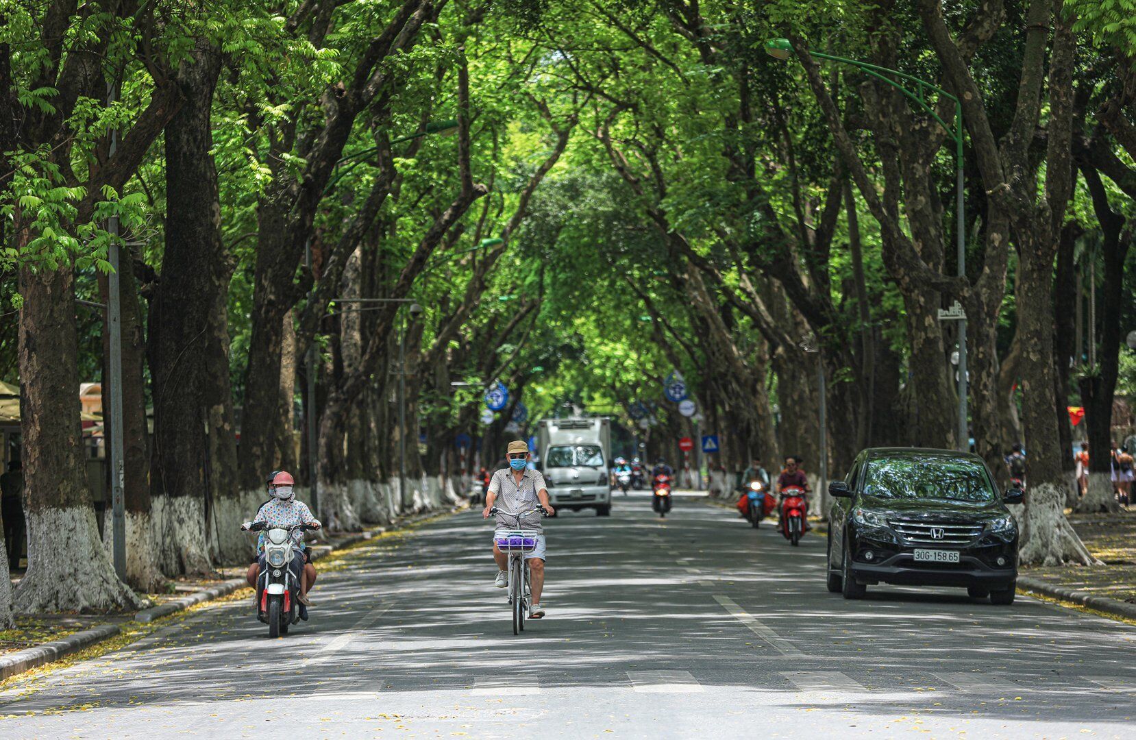 Anh Nguyễn Văn Cường cho biết, d&ugrave; c&oacute; c&acirc;y che nắng trực tiếp nhưng ra đường kh&ocirc;ng kh&iacute; vẫn rất ngột ngạt v&igrave; n&oacute;ng.