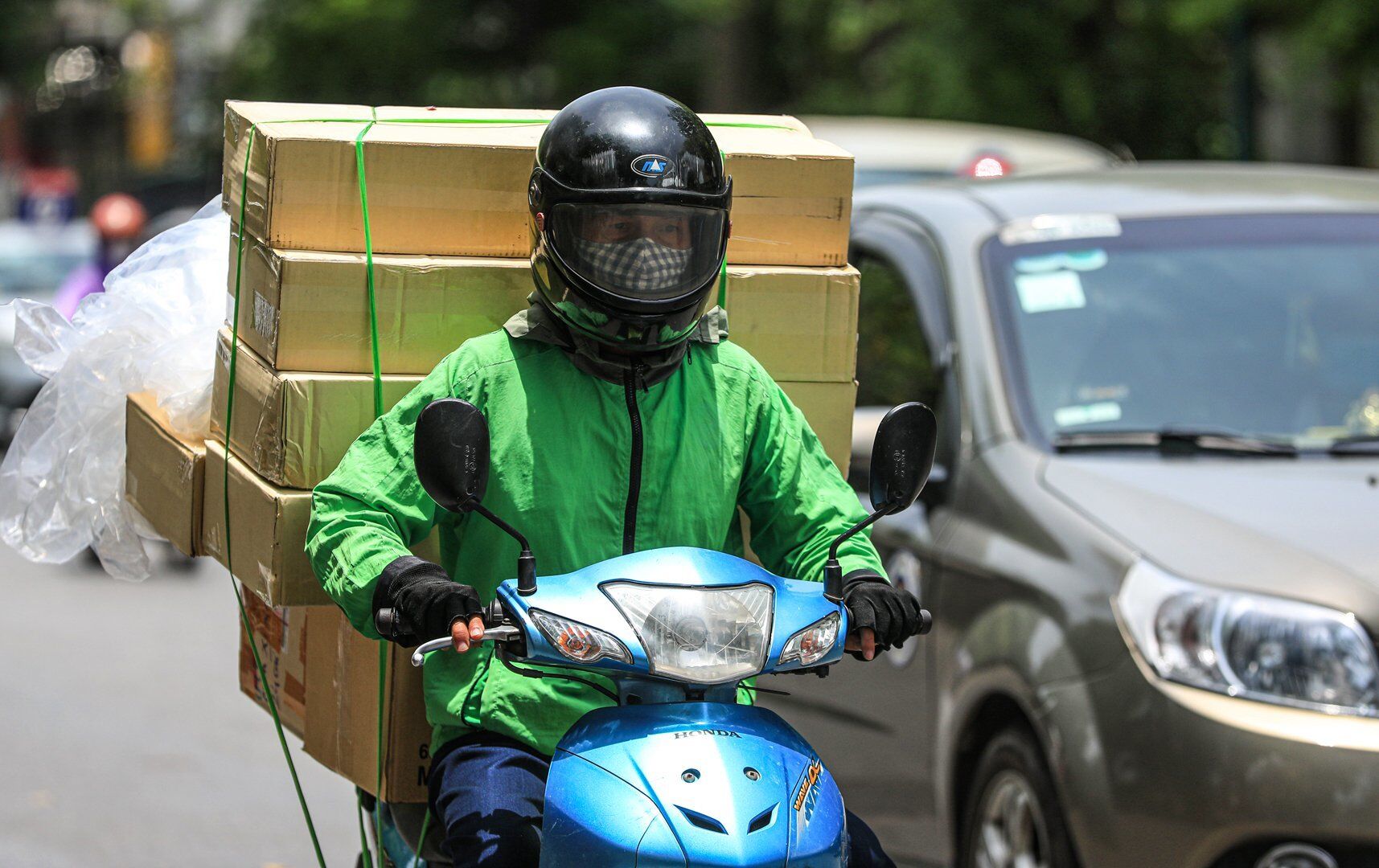 &Ocirc;ng Lộc - người h&agrave;nh nghề shipper cho biết, hai h&ocirc;m trở lại đ&acirc;y, &ocirc;ng đội th&ecirc;m khăn dưới lớp mũ bảo hiểm v&igrave; kh&ocirc;ng chịu nổi khi di chuyển dưới nắng n&oacute;ng li&ecirc;n tục.