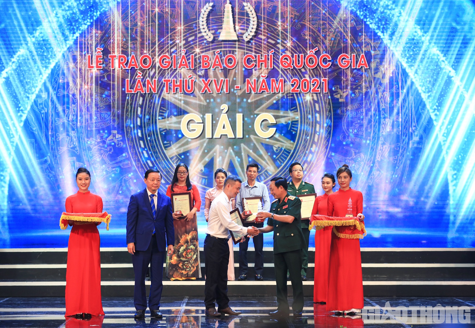 Bộ trưởng Bộ T&agrave;i nguy&ecirc;n & m&ocirc;i trường Trần Hồng H&agrave; v&agrave; Ph&oacute; Chủ nhiệm Tổng cục Ch&iacute;nh trị Qu&acirc;n đội nh&acirc;n d&acirc;n Việt Nam Trịnh Văn Quyết trao chứng nhận cho đại diện t&aacute;c giả, nh&oacute;m t&aacute;c giả đoạt giải C. B&aacute;o Giao th&ocirc;ng vinh dự nhận giải C với loạt b&agrave;i "V&igrave; sao c&aacute;c dự &aacute;n metro đều chậm, đội vốn?".