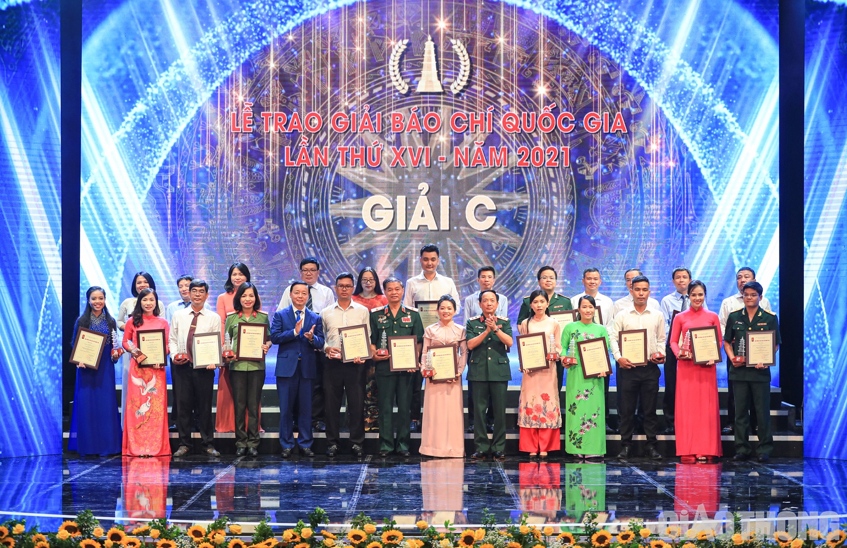 Bộ trưởng Bộ T&agrave;i nguy&ecirc;n & m&ocirc;i trường Trần Hồng H&agrave; v&agrave; Ph&oacute; Chủ nhiệm Tổng cục Ch&iacute;nh trị Qu&acirc;n đội nh&acirc;n d&acirc;n Việt Nam Trịnh Văn Quyết chụp ảnh lưu niệm c&ugrave;ng đại diện t&aacute;c giả, nh&oacute;m t&aacute;c giả đoạt giải C.