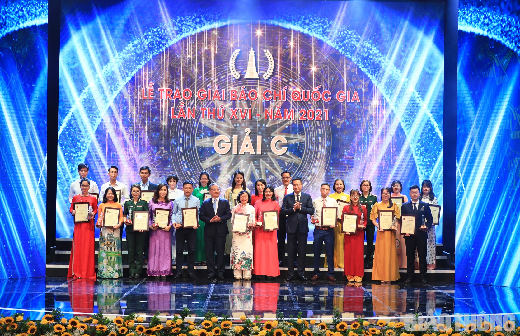 &Ocirc;ng L&ecirc; Ngọc Quang - Tổng Gi&aacute;m đốc Đ&agrave;i Truyền h&igrave;nh Việt Nam v&agrave; &ocirc;ng Đỗ Tiến Sỹ - Tổng Gi&aacute;m đốc Đ&agrave;i Tiếng n&oacute;i Việt Nam trao chứng nhận cho đại diện t&aacute;c giả, nh&oacute;m t&aacute;c giả đoạt giải C.