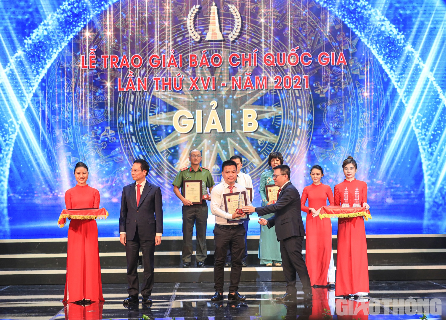 Bộ trưởng Bộ Th&ocirc;ng tin v&agrave; Truyền th&ocirc;ng Nguyễn Mạnh H&ugrave;ng v&agrave; &ocirc;ng L&ecirc; Quốc Minh - Tổng Bi&ecirc;n tập B&aacute;o Nh&acirc;n d&acirc;n, Chủ tịch Hội Nh&agrave; b&aacute;o Việt Nam trao chứng nhận cho đại diện t&aacute;c giả, nh&oacute;m t&aacute;c giả nhận giải B. Nh&agrave; b&aacute;o Xu&acirc;n Huy đại diện nh&oacute;m t&aacute;c giả (Xu&acirc;n Huy - Vĩnh Ph&uacute; - Đ&igrave;nh Quang - Văn Thanh - Ph&uacute;c Tuấn) nhận giải B thể loại ph&oacute;ng sự điều tra với loạt b&agrave;i "Trục lợi từ b&aacute;n vật liệu l&agrave;m cao tốc Bắc - Nam".