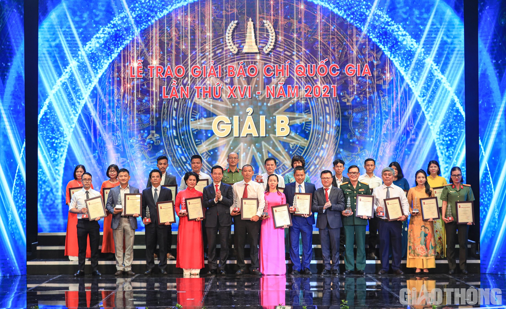 Bộ trưởng Bộ Th&ocirc;ng tin v&agrave; truyền th&ocirc;ng Nguyễn Mạnh H&ugrave;ng v&agrave; &ocirc;ng L&ecirc; Quốc Minh - Tổng Bi&ecirc;n tập B&aacute;o Nh&acirc;n d&acirc;n, Chủ tịch Hội Nh&agrave; b&aacute;o Việt Nam chụp ảnh lưu niệm c&ugrave;ng đại diện t&aacute;c giả, nh&oacute;m t&aacute;c giả nhận giải B.