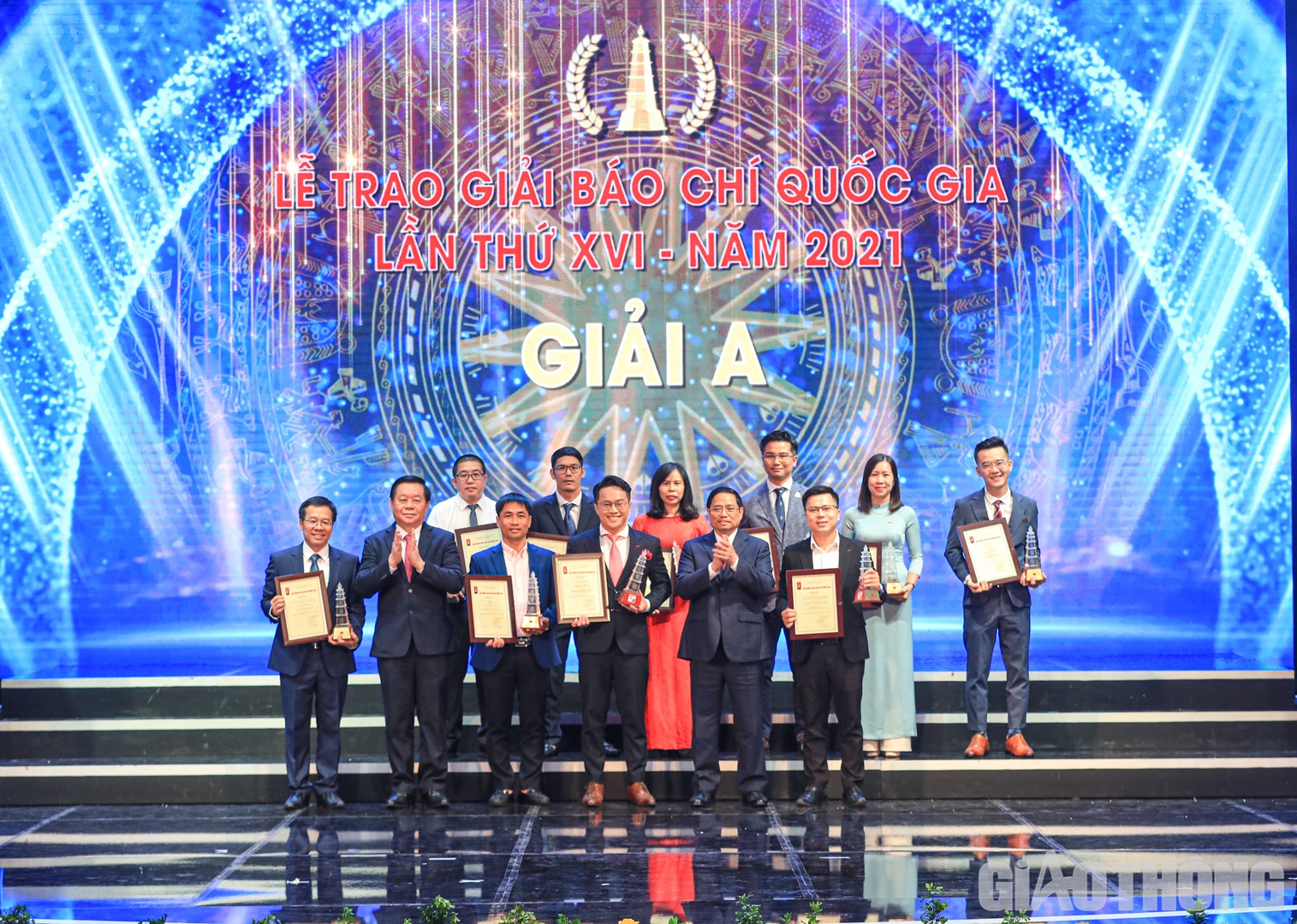 Thủ tướng Ch&iacute;nh phủ Phạm Minh Ch&iacute;nh v&agrave; Trưởng Ban Tuy&ecirc;n gi&aacute;o Trung ương Nguyễn Trọng Nghĩa chụp ảnh lưu niệm c&ugrave;ng đại diện t&aacute;c giả, nh&oacute;m t&aacute;c giả đạt giải A