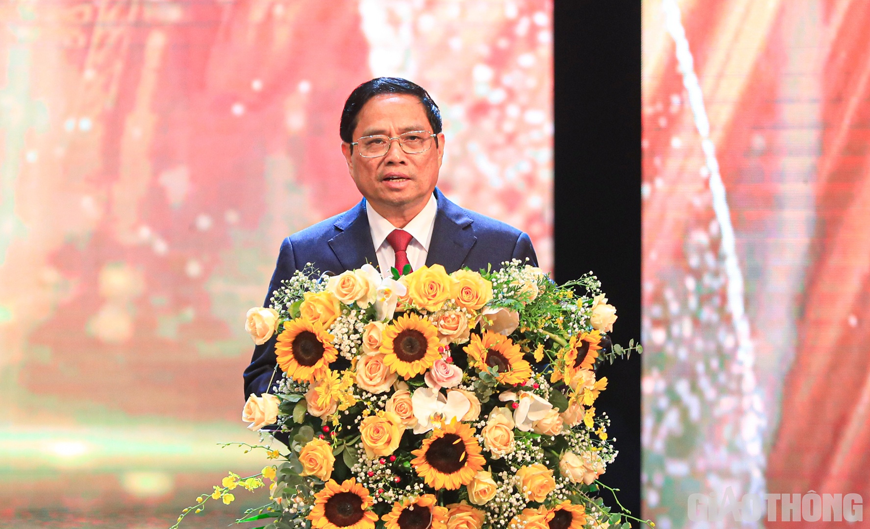 Ph&aacute;t biểu tại buổi lễ, Thủ tướng Phạm Minh Ch&iacute;nh cho biết: &ldquo;Giải thưởng h&ocirc;m nay để tri &acirc;n, cảm ơn những người l&agrave;m b&aacute;o đ&atilde; g&oacute;p phần quan trọng v&agrave;o những kết quả t&iacute;ch cực, th&agrave;nh c&ocirc;ng của đất nước trong năm 2021 rất đặc biệt, một năm ch&uacute;ng ta trải qua những kh&oacute; khăn chưa từng c&oacute; do dịch bệnh".