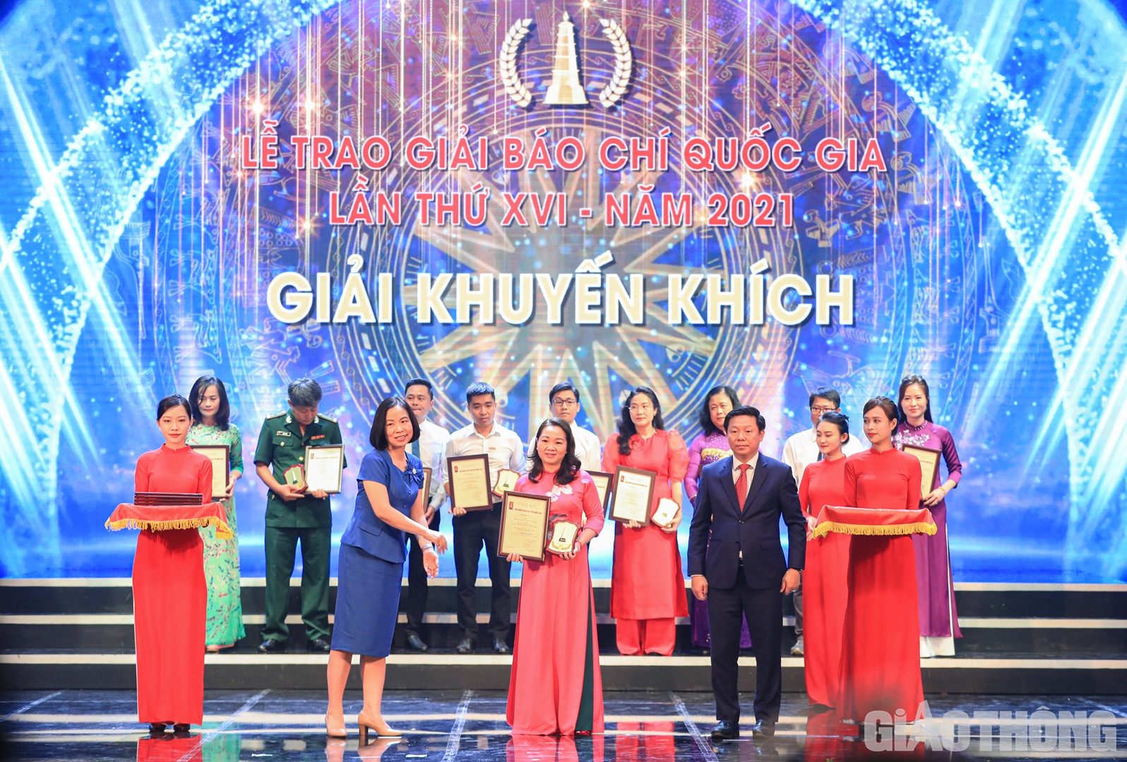 Ph&oacute; Trưởng ban Tuy&ecirc;n gi&aacute;o Trung ương Trần Thanh L&acirc;m v&agrave; Tổng Gi&aacute;m đốc TTXVN Vũ Việt Trang trao chứng nhận cho đại diện t&aacute;c giả, nh&oacute;m t&aacute;c giả đoạt giải Khuyến kh&iacute;ch.