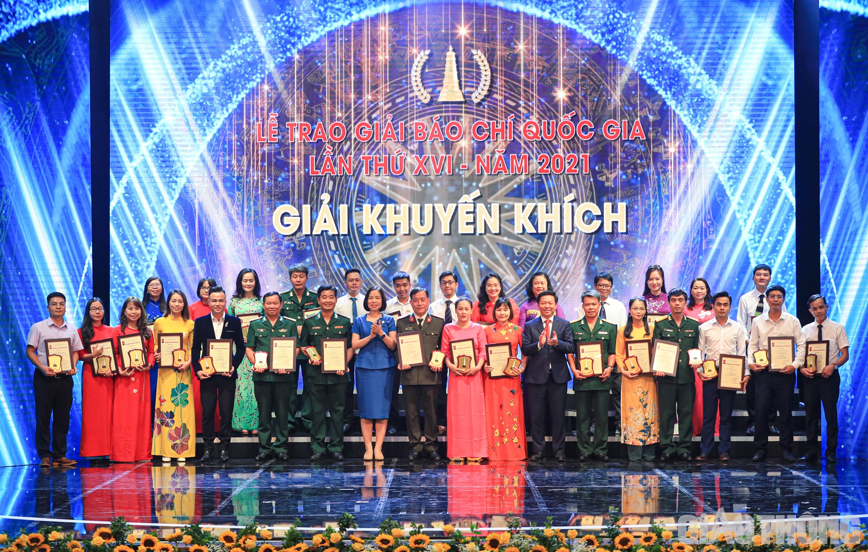 Ph&oacute; Trưởng ban Tuy&ecirc;n gi&aacute;o Trung ương Trần Thanh L&acirc;m v&agrave; Tổng Gi&aacute;m đốc TTXVN Vũ Việt Trang chụp ảnh lưu niệm c&ugrave;ng đại diện t&aacute;c giả, nh&oacute;m t&aacute;c giả đoạt giải Khuyến kh&iacute;ch.