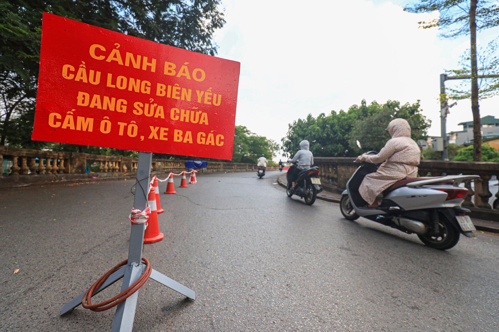 C&ugrave;ng đ&oacute; để biển cảnh b&aacute;o cầu Long Bi&ecirc;n đang sửa chữa, cấm &ocirc; t&ocirc;, xe ba g&aacute;c l&ecirc;n cầu. Đồng thời bố tr&iacute; nh&acirc;n vi&ecirc;n chốt trực hai đầu cầu, nhắc nhở, ngăn ngừa c&aacute;c phương tiện cấm l&ecirc;n cầu.