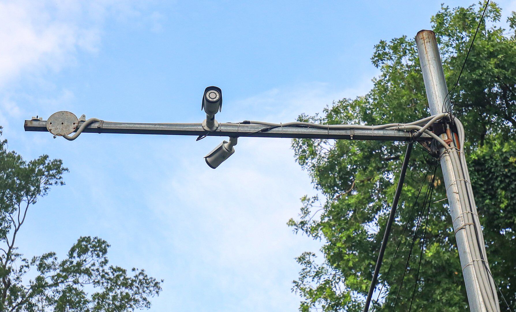 Trước đ&oacute;, từ 6/6, sau khi xảy ra sự cố sập tấm đan do c&aacute;c phương tiện cấm đi qua cầu, đơn vị n&agrave;y đ&atilde; tiến h&agrave;nh lắp camera gi&aacute;m s&aacute;t thực trạng cầu v&agrave; c&aacute;c phương tiện qua cầu.