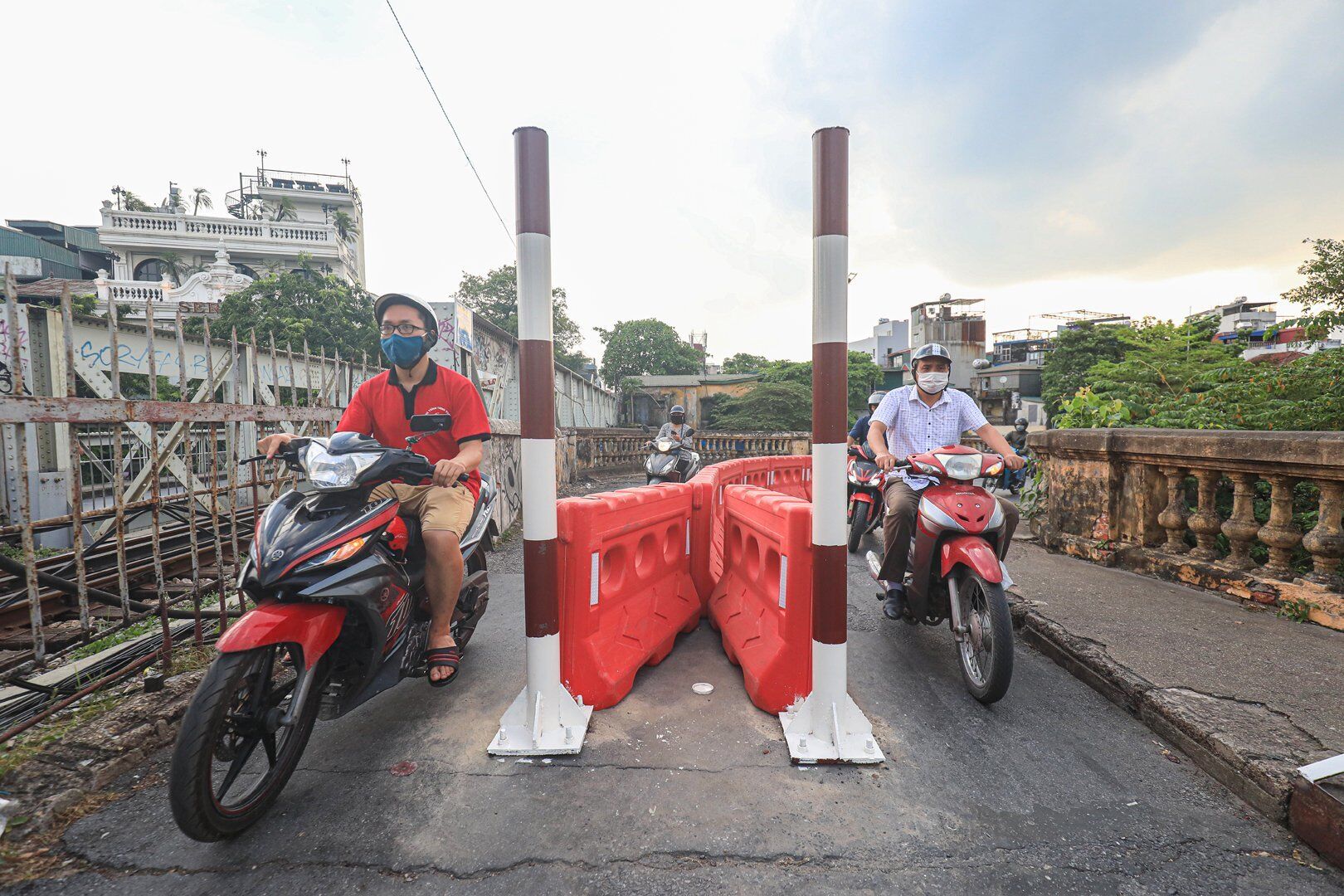 Đơn vị n&agrave;y cũng cho lắp cọc sắt ngay lối v&agrave;o cầu ch&iacute;nh để ngăn &ocirc;-t&ocirc; v&agrave; xe ba g&aacute;c tải nặng đi l&ecirc;n cầu.
