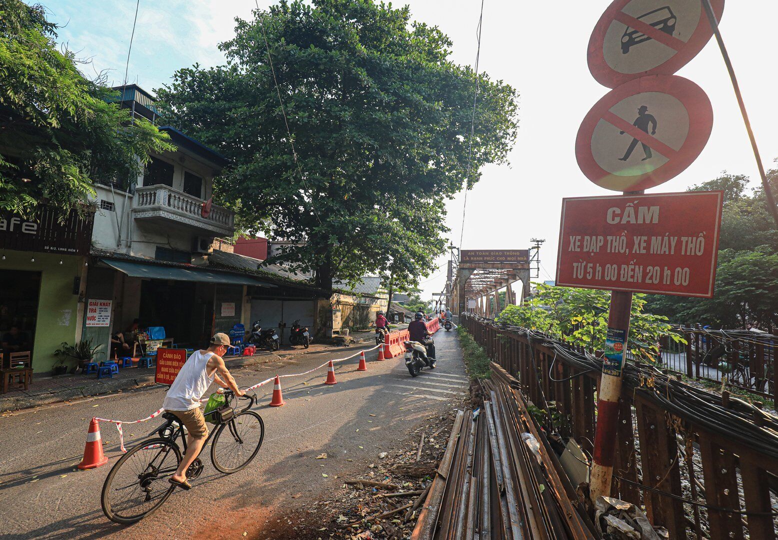 C&ugrave;ng với dải ph&acirc;n luồng bằng nhựa c&ograve;n c&oacute; dải ph&acirc;n luồng &ldquo;mềm&rdquo; bằng cọc ti&ecirc;u, d&acirc;y để dễ điều chỉnh khi lưu lượng xe đ&ocirc;ng