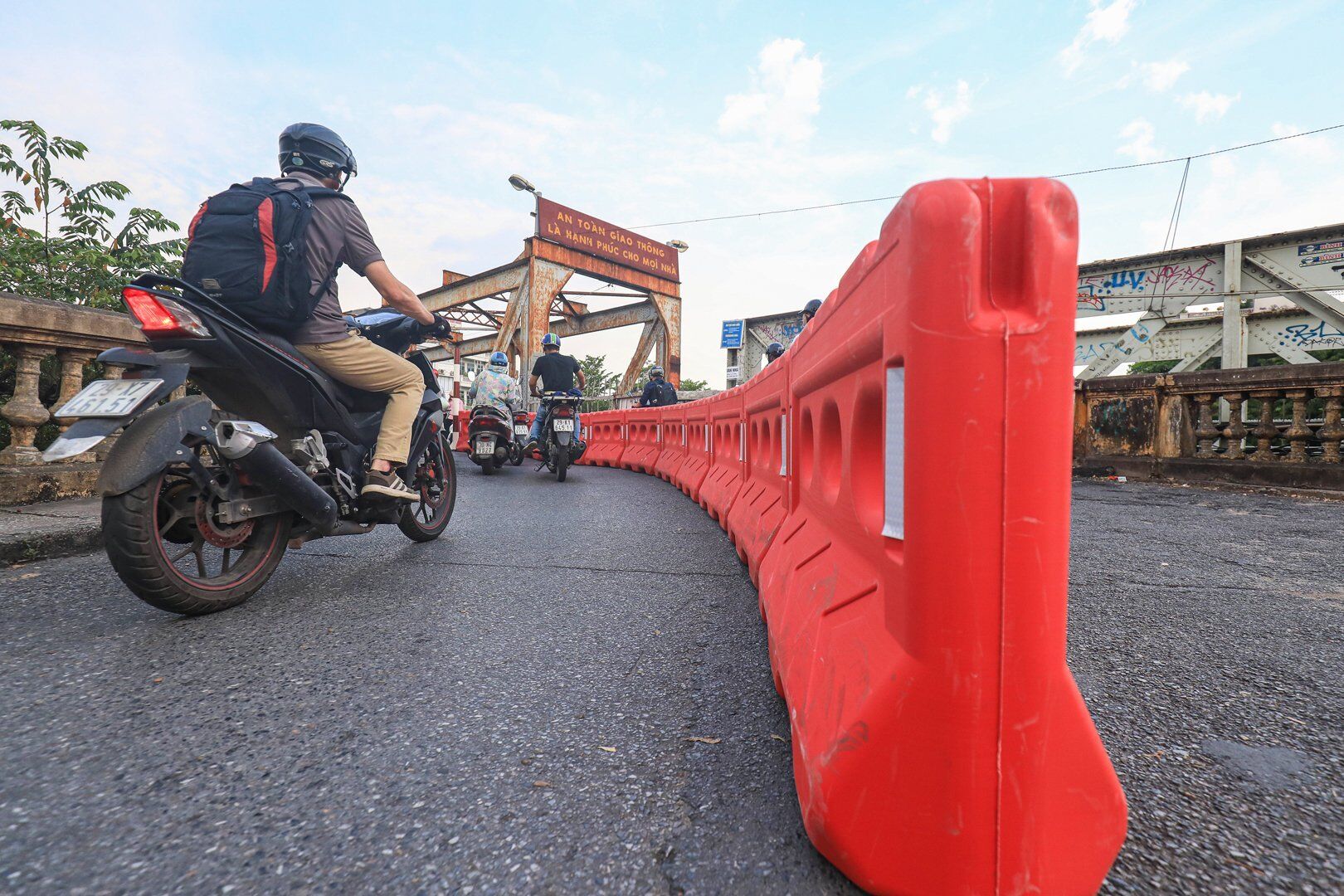 &ldquo;Tuy nhi&ecirc;n, xe tải trọng nặng vẫn l&ecirc;n cầu, nhất l&agrave; xe ba g&aacute;c. C&oacute; đo&agrave;n xe ba g&aacute;c chở vật liệu l&ecirc;n đến cả tấn tải trọng, khi nh&acirc;n vi&ecirc;n đường sắt nhắc nhở, đề nghị quay đầu, kh&ocirc;ng được qua cầu th&igrave; bị người điều khiển xe chửi bới, dọa đ&aacute;nh. V&igrave; vậy, trong khi chờ c&aacute;c cơ quan chức năng c&oacute; c&aacute;c biện ph&aacute;p mạnh mẽ, quyết liệt hơn, ch&uacute;ng t&ocirc;i phải gia tăng biện ph&aacute;p ngăn chặn, bảo vệ cầu bằng c&aacute;ch lắp dải ph&acirc;n luồng, cọc sắt&rdquo;, l&atilde;nh đạo C&ocirc;ng ty CP Đường sắt H&agrave; Hải n&oacute;i v&agrave; cho biết, từ khi lắp đặt, lưu lượng xe m&aacute;y l&ecirc;n cầu được ph&acirc;n luồng tốt, giảm tải hơn, kh&ocirc;ng c&ograve;n xe ba g&aacute;c, &ocirc; t&ocirc; l&ecirc;n cầu.