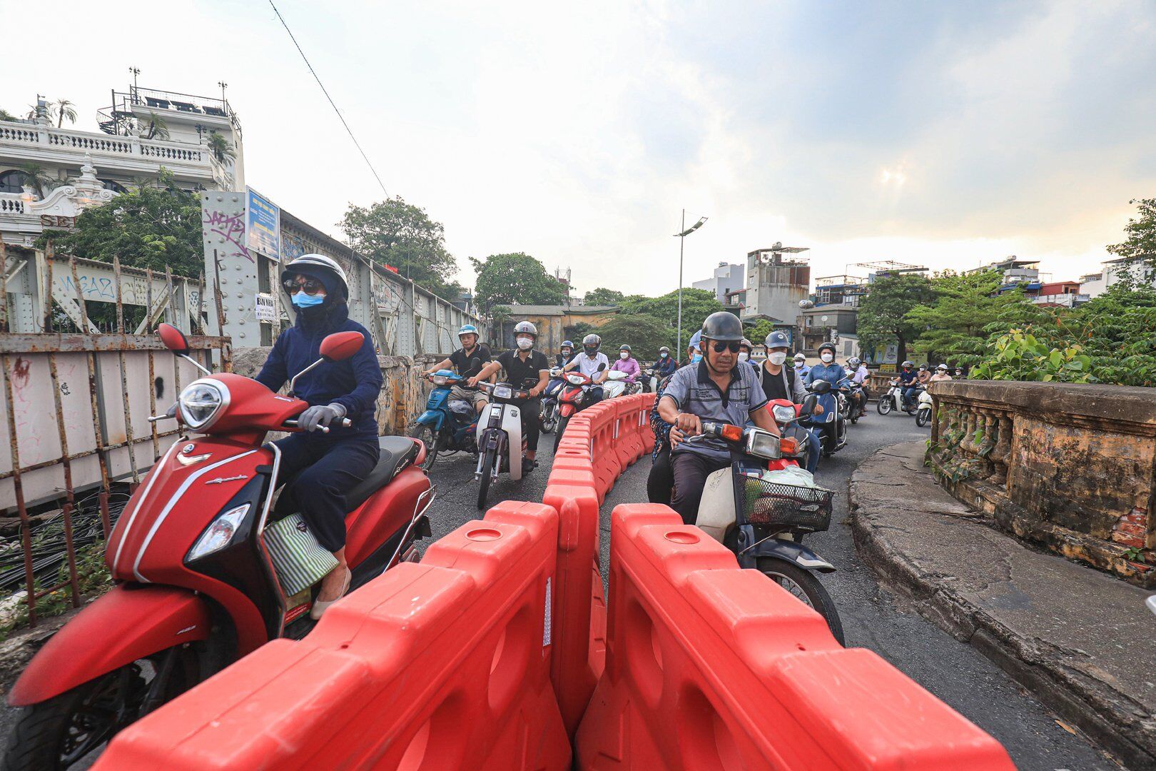 Ghi nhận của ph&oacute;ng vi&ecirc;n B&aacute;o Giao th&ocirc;ng tại cầu Long Bi&ecirc;n v&agrave;o giờ tan tầm chiều nay (22/6), lượng xe m&aacute;y l&ecirc;n cầu Long Bi&ecirc;n hướng H&agrave; Nội - Long Bi&ecirc;n tuy đ&ocirc;ng nhưng kh&ocirc;ng &agrave;o &agrave;o như trước. Đ&oacute; l&agrave; do ngay đầu cầu, đơn vị quản l&yacute; cầu - C&ocirc;ng ty CP Đường sắt H&agrave; Hải đ&atilde; tiến h&agrave;nh lắp dải ph&acirc;n luồng nhựa để lưu lượng xe m&aacute;y qua cầu mỗi thời điểm được giảm hơn, tr&aacute;nh &ugrave;n tắc cục bộ tr&ecirc;n cầu.