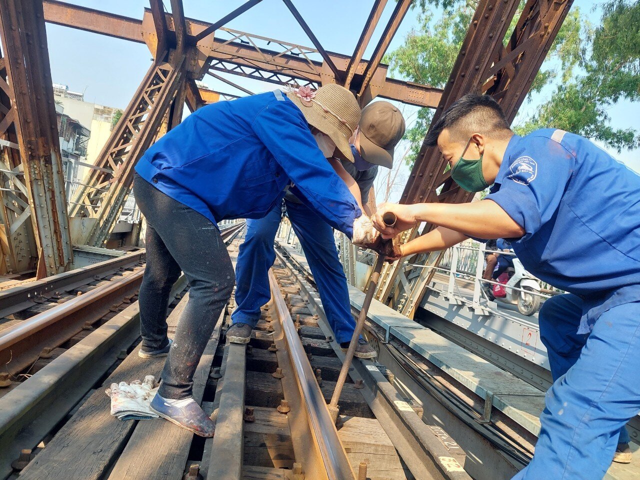 Về l&acirc;u d&agrave;i, c&ugrave;ng với tăng vốn bảo tr&igrave; cho c&ocirc;ng t&aacute;c duy tu cầu, Bộ GTVT đang giao Tổng c&ocirc;ng ty Đường sắt VN thực hiện đề &aacute;n kiểm định to&agrave;n bộ cầu, tr&ecirc;n cơ sở kết quả kiểm định sẽ lập dự &aacute;n đầu tư sửa chữa lớn để tr&igrave;nh cấp c&oacute; thẩm quyền bố tr&iacute; vốn