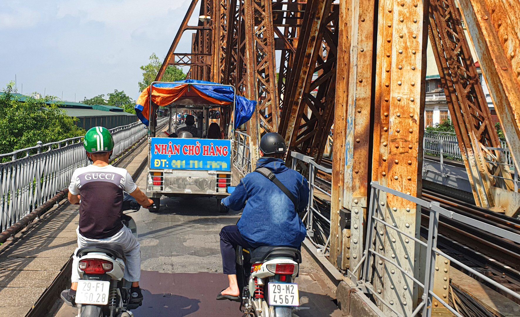 Nguy&ecirc;n nh&acirc;n do cầu yếu, xuống cấp sau hơn 120 năm sử dụng. Mặt kh&aacute;c, lượng phương tiện qu&aacute; tải trọng l&ecirc;n cầu nhiều l&agrave; một trong những nguy&ecirc;n nh&acirc;n g&acirc;y sự cố, đe dọa an to&agrave;n mất an to&agrave;n cho người tham gia giao th&ocirc;ng tr&ecirc;n cầu.