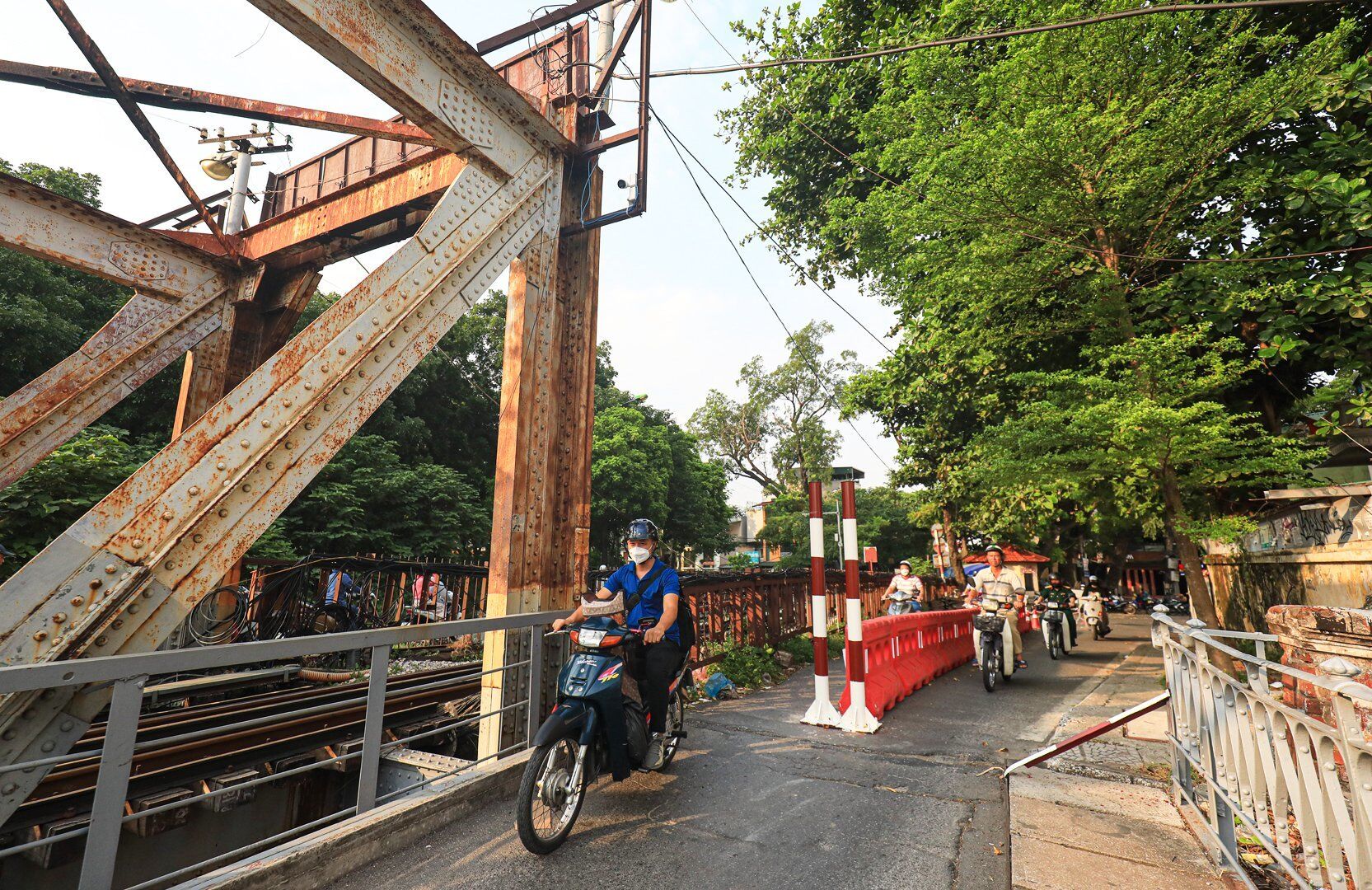 Qua camera gi&aacute;m s&aacute;t tr&ecirc;n cầu từ ng&agrave;y 7/6 đến hết ng&agrave;y 11/6, đ&atilde; c&oacute; 2.216 xe m&aacute;y thồ, 138 xe ba g&aacute;c l&ecirc;n cầu. Trong hai ng&agrave;y 11 v&agrave; 15/6, c&oacute; &ocirc; t&ocirc; con dịch vụ vận tải cố t&igrave;nh l&ecirc;n cầu. Đối với những vụ vi phạm n&agrave;y, C&ocirc;ng ty CP Đường sắt H&agrave; Hải đ&atilde; gửi th&ocirc;ng tin, h&igrave;nh ảnh tr&iacute;ch xuất camera đến Ph&ograve;ng 9 Cục Cảnh s&aacute;t giao th&ocirc;ng để xử l&yacute; theo quy định v&agrave; đề xuất phạt nguội. Ảnh: Cọc sắt v&agrave; dải ph&acirc;n luồng hướng Long Bi&ecirc;n đi H&agrave; Nội