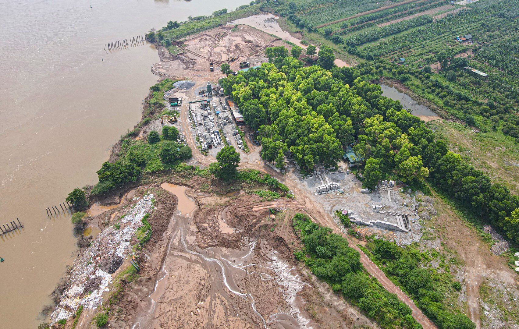 Tuy nhi&ecirc;n, thực tế những ng&agrave;y cuối th&aacute;ng 6/2022, PV B&aacute;o Giao th&ocirc;ng ghi nhận, c&aacute;c b&atilde;i tập kết c&aacute;t, sỏi, trạm trộn b&ecirc; t&ocirc;ng tr&aacute;i ph&eacute;p n&agrave;y vẫn hoạt động b&igrave;nh thường.