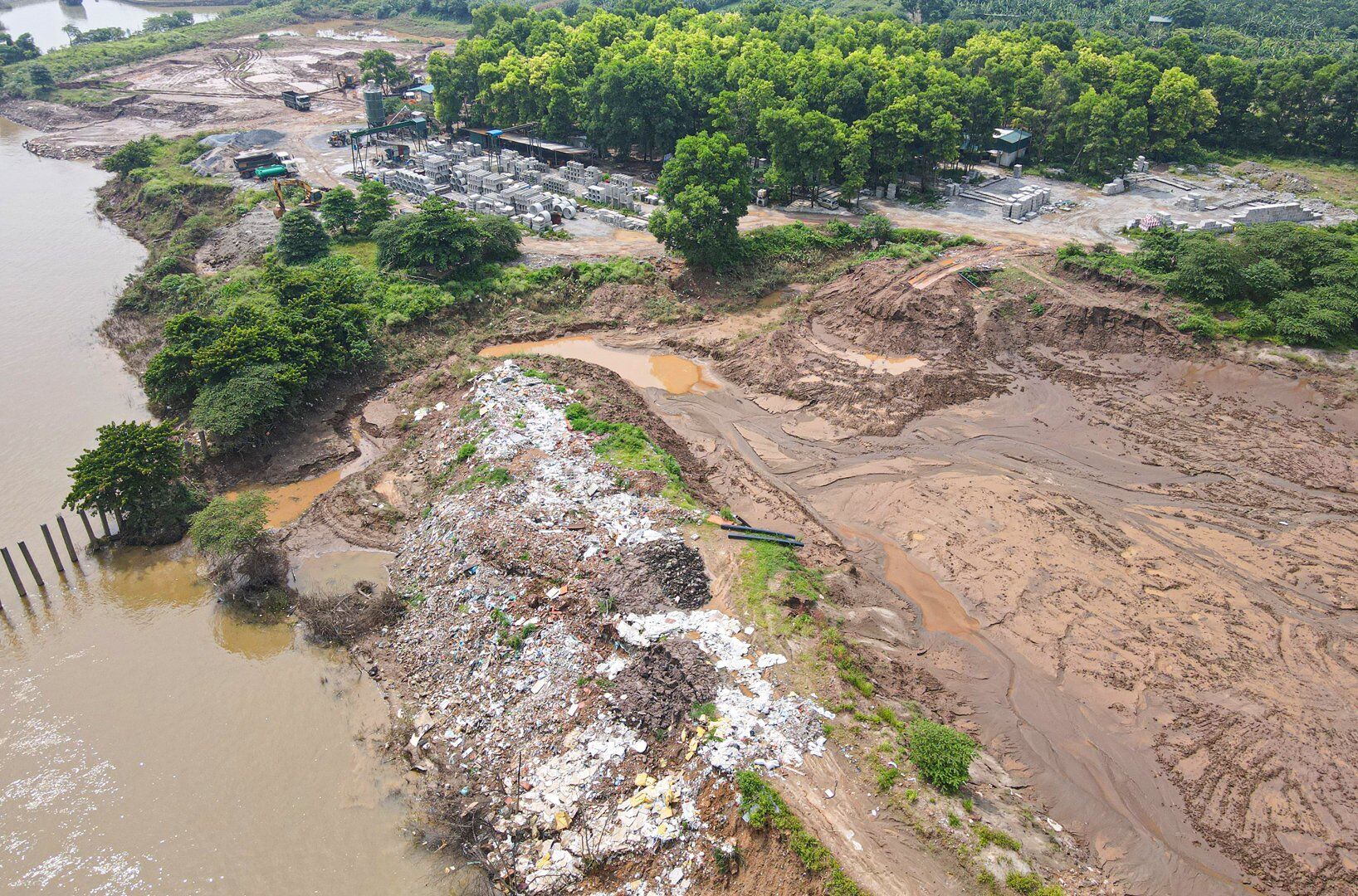 C&ugrave;ng với đ&oacute; l&agrave; nhiều lại r&aacute;c thải, đất thải kh&aacute;c.