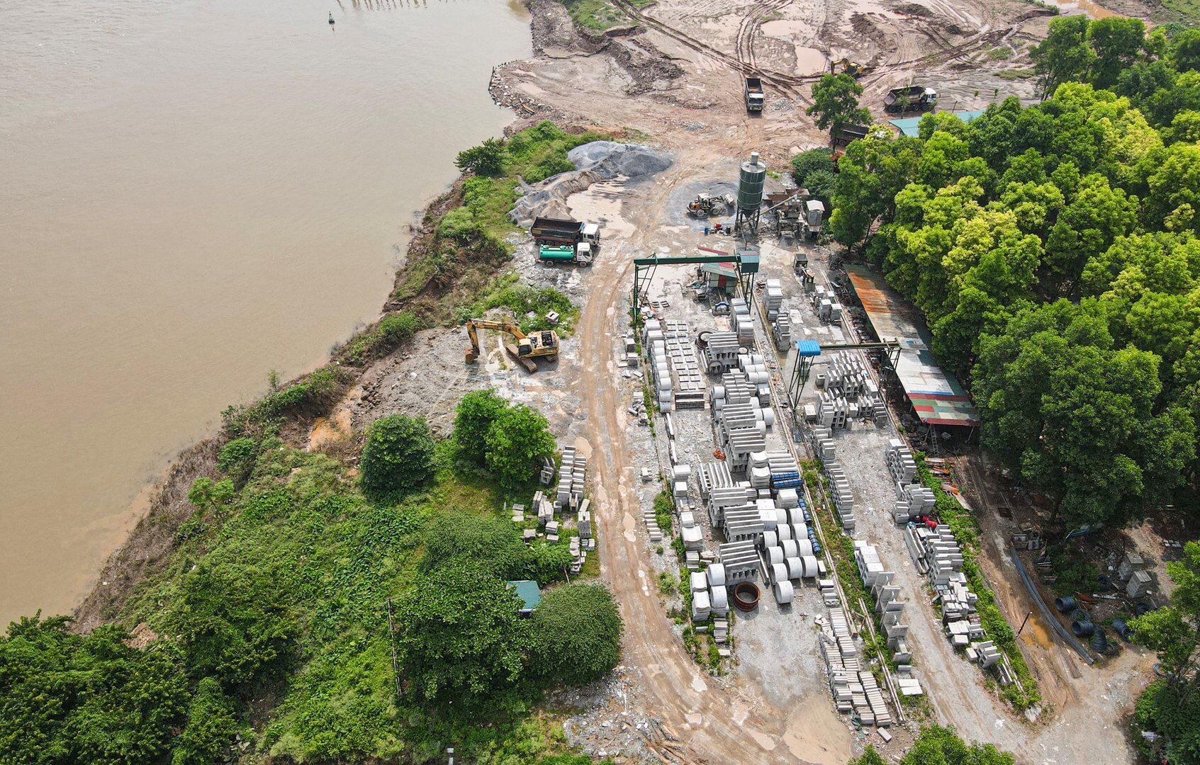 Trạm trộn b&ecirc; t&ocirc;ng sản xuất cống, nắp cống với diện t&iacute;ch cả chục ngh&igrave;n m&eacute;t vu&ocirc;ng nằm s&aacute;t bờ s&ocirc;ng Hồng.